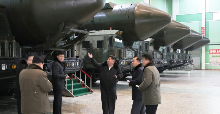 Ким Жөн Ун тив алгасагч баллистик пуужин харвах зөөврийн төхөөрөмжийн үйлдвэрийг шалгажээ