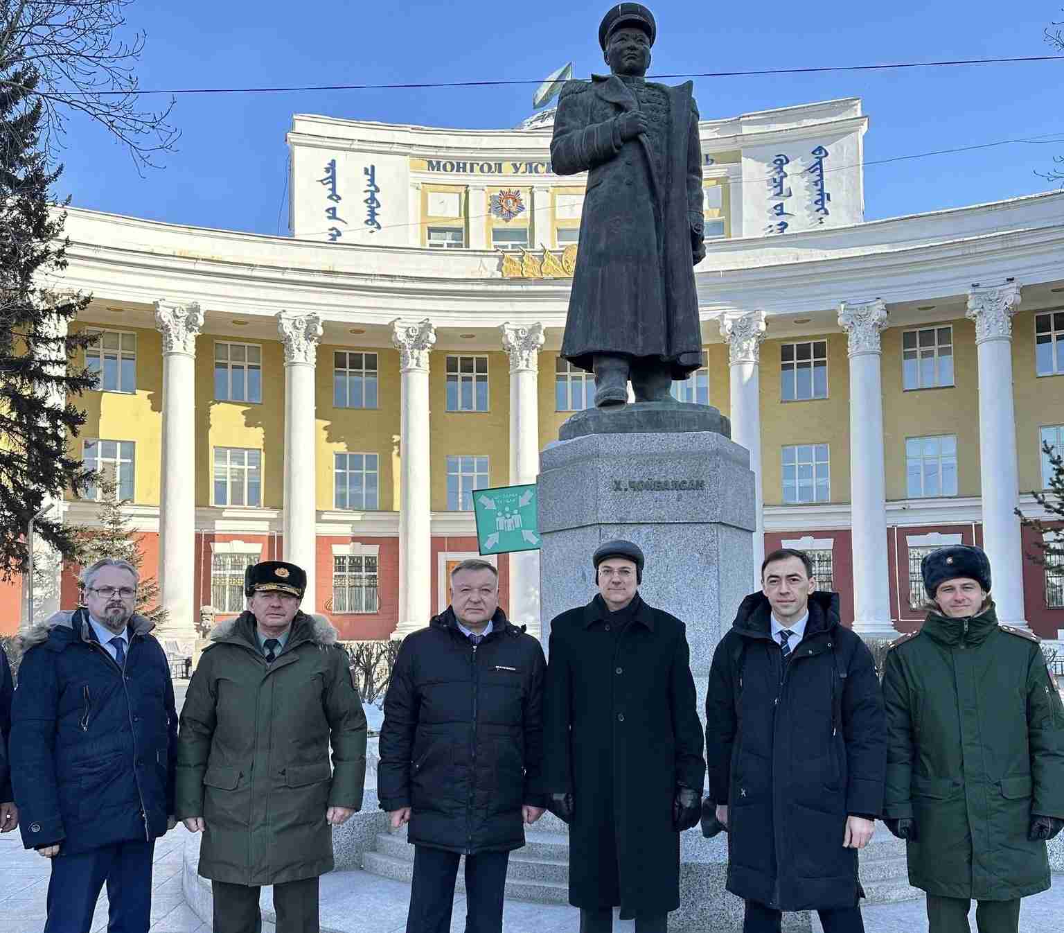 ОХУ-ын Элчин Сайд А.Н.Евсиков Маршал Х.Чойбалсангийн хөшөөнд цэцэг өргөв