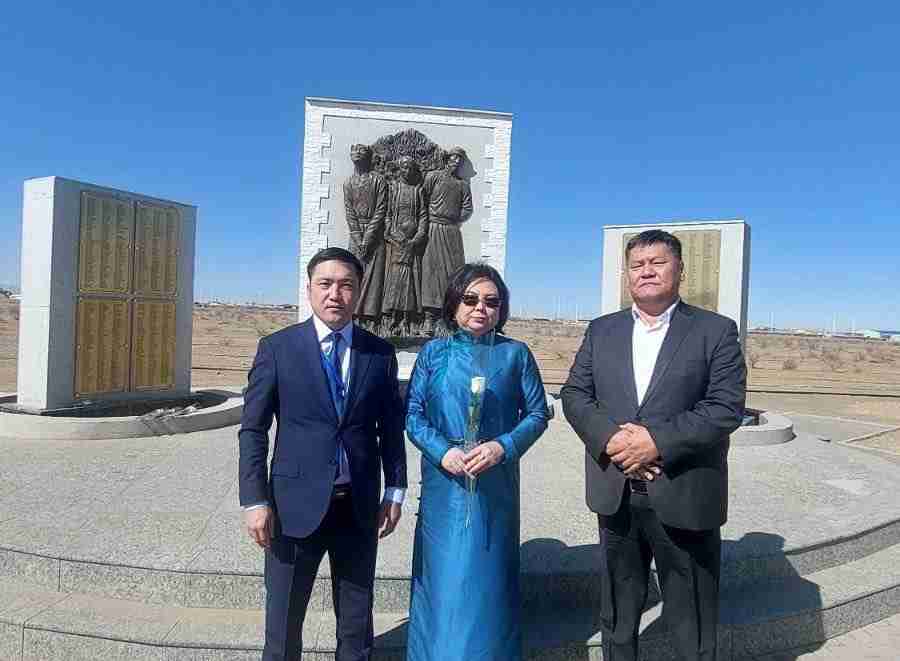 С.Одонтуяагийн санаачлагаар хэлмэгдсэн 1400 хүний нэрийг хөшөөнд мөнхөлжээ