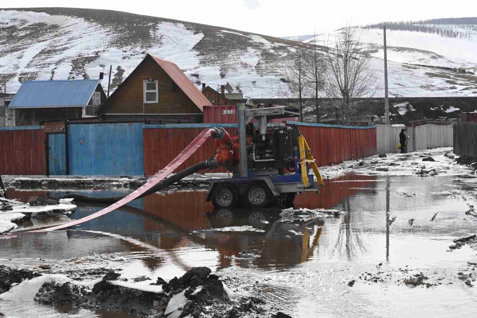 Үерийн эрсдэлтэй бүс дэх айлуудыг нүүлгэн шилжүүлж байна