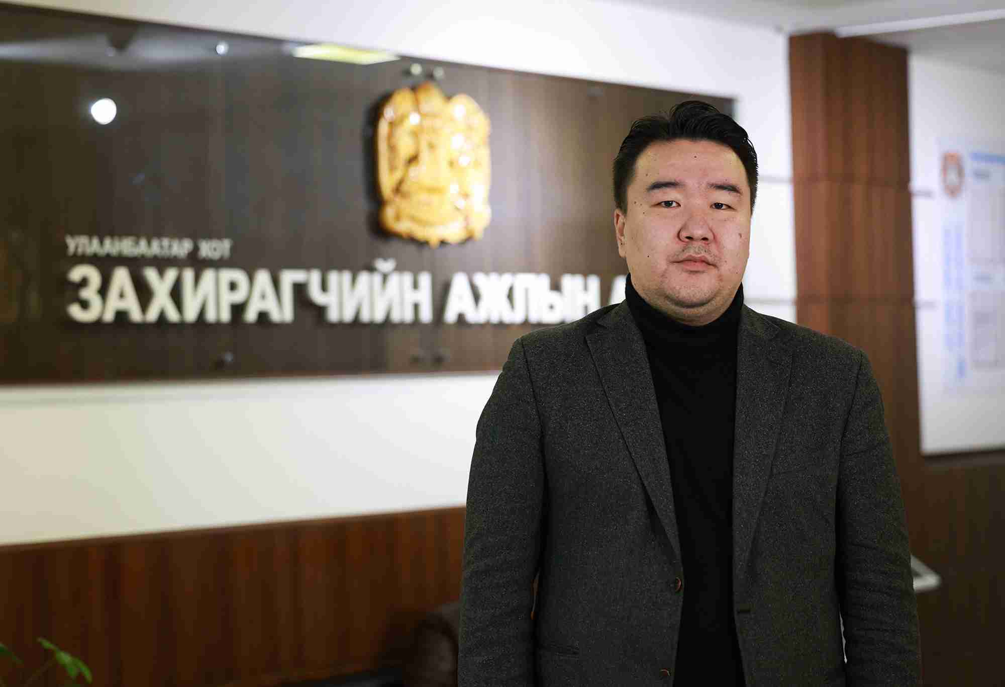 Г.Билгүүн: Байгалийн боржин чулуу ашиглан халтирдаггүй явган хүний зам хийж байна