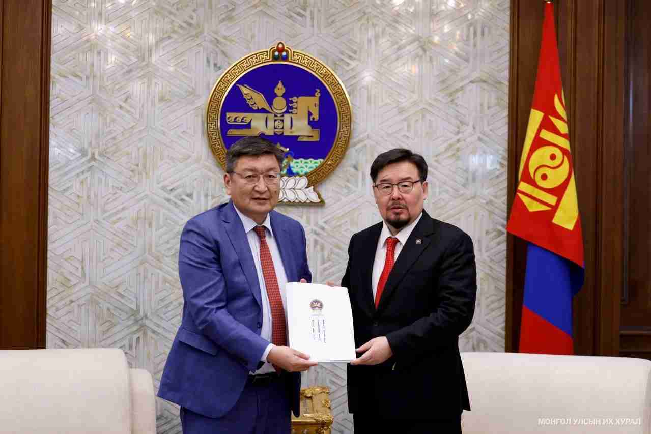 Монгол Улсын Ерөнхийлөгчийн “Монгол Улсын Үндсэн хуулийн цэцийн гишүүнээр томилуулах тухай” 13, 14 дүгээр захирамжийг хүргүүлэв