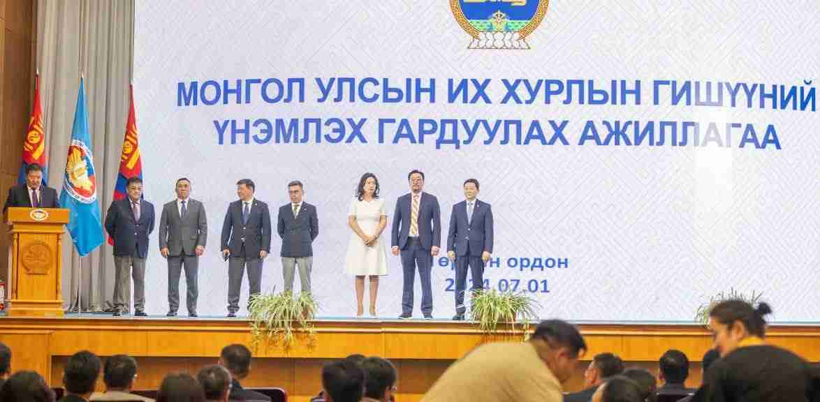 Монгол Улсын Их Хурлын гишүүний үнэмлэх гардууллаа