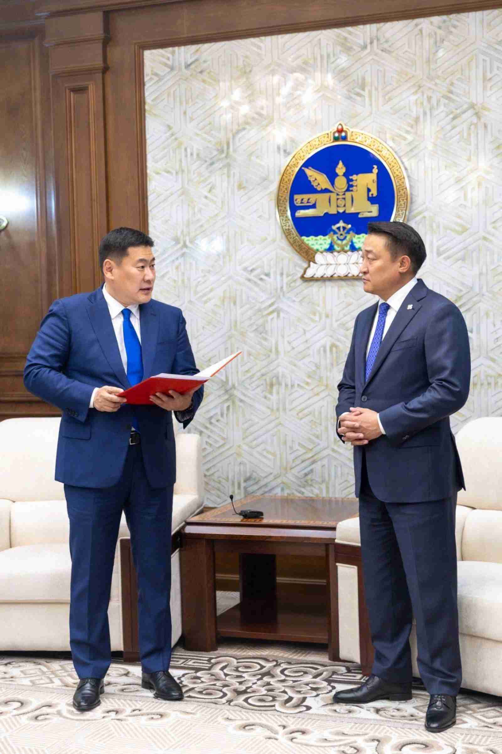 Ерөнхий сайд Л.Оюун-Эрдэнэ Засгийн газрын бүтэц болон бүрэлдэхүүний тухай хуулийн төслийг УИХ-ын дарга Д.Амарбаясгаланд өргөн барилаа