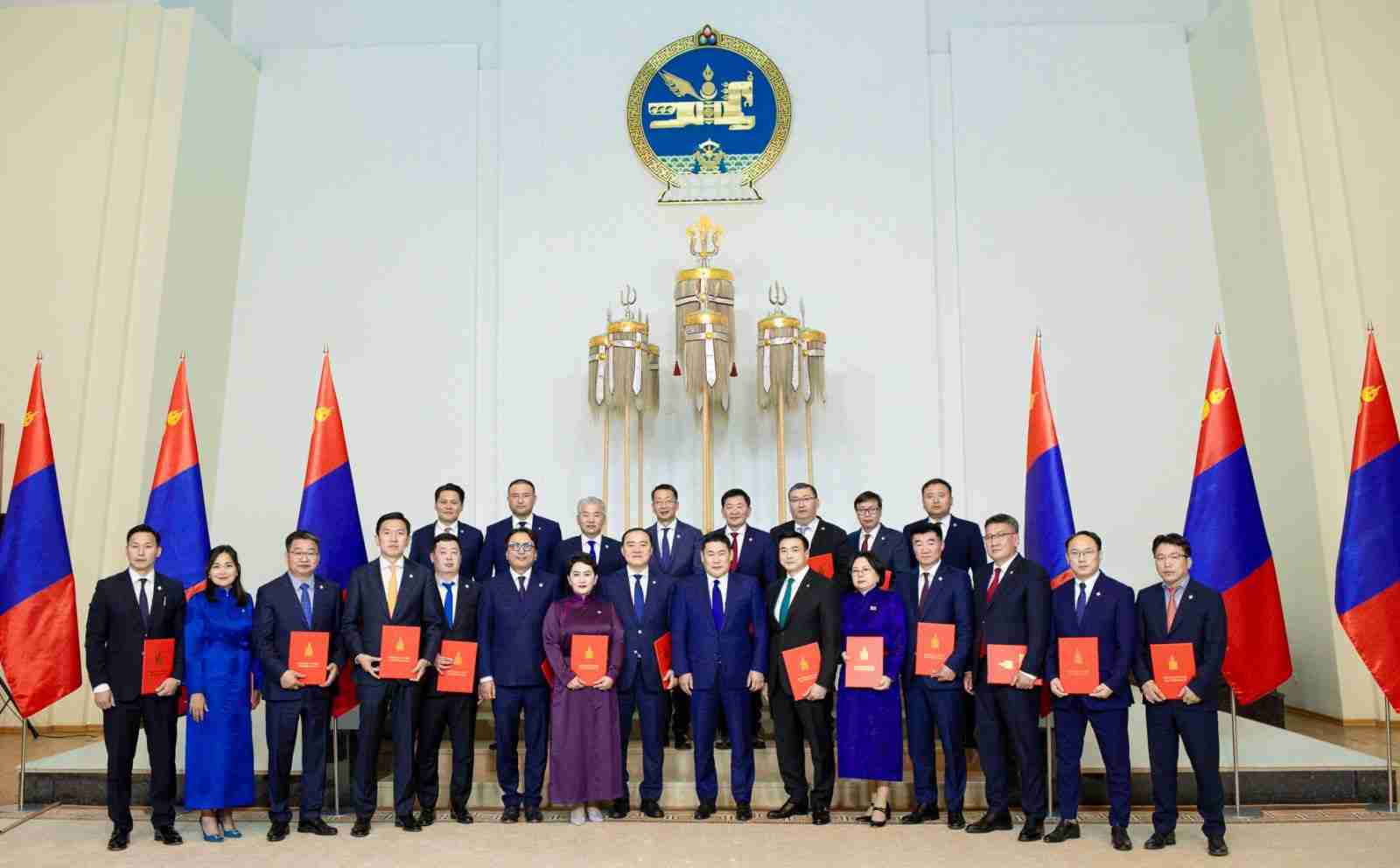 Монгол Улсын 33 дахь Ерөнхий сайд Л.Оюун-Эрдэнэ Засгийн газрын гишүүдээ томиллоо