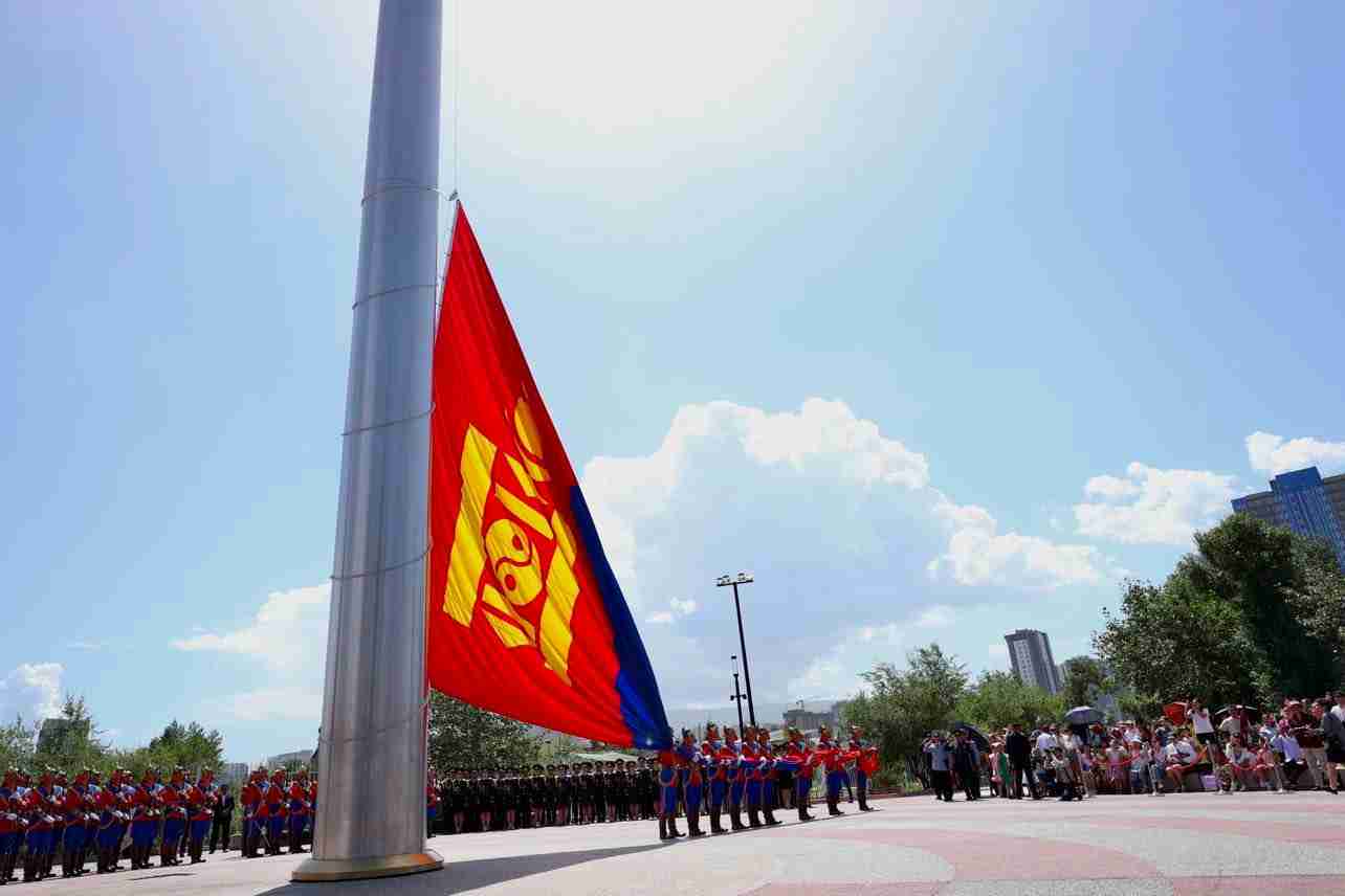 Ерөнхийлөгчийн зарлигийн дагуу Төрийн далбааг байнга мандуулж эхэллээ