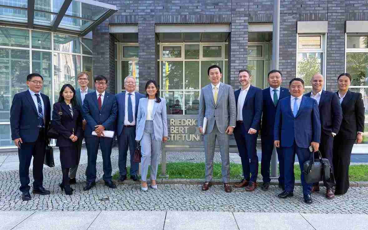 ЗГХЭГ-ийн Дарга Н.Учрал тэргүүтэй Хамтарсан Засгийн Газрын гэрээний төслийг боловсруулах ажлын хэсгийн төлөөлөгчдийн ХБНГУ-д хийх айлчлал эхэллээ