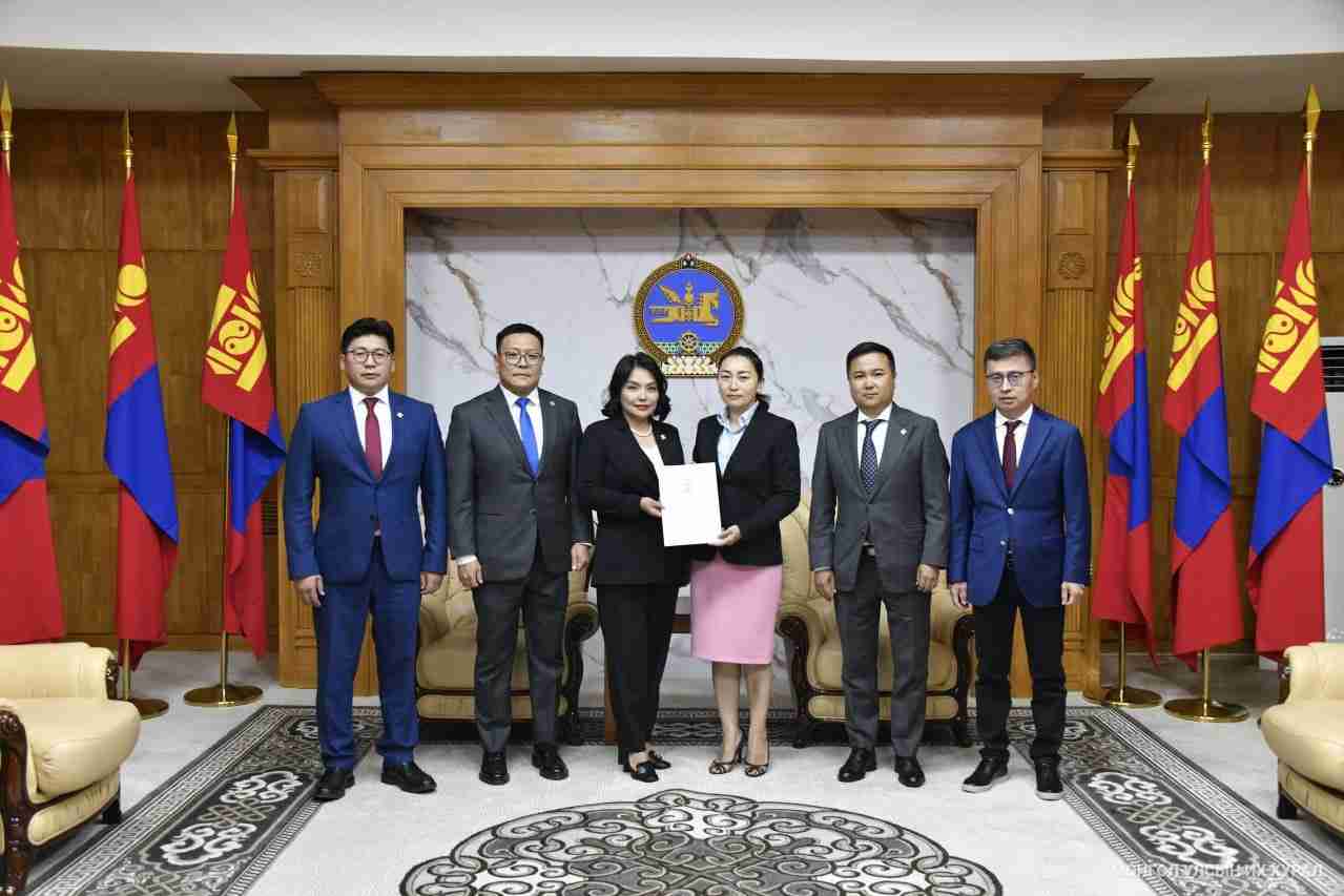 126 гишүүнтэй УИХ-ын гишүүдийн төлөөлөл анхныхаа хуулийн төслийг санаачилжээ