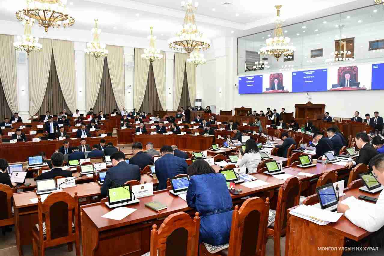 Монгол төр төсвөө баталмагцаа тодотгол хийдэг болтлоо дампуурлаа