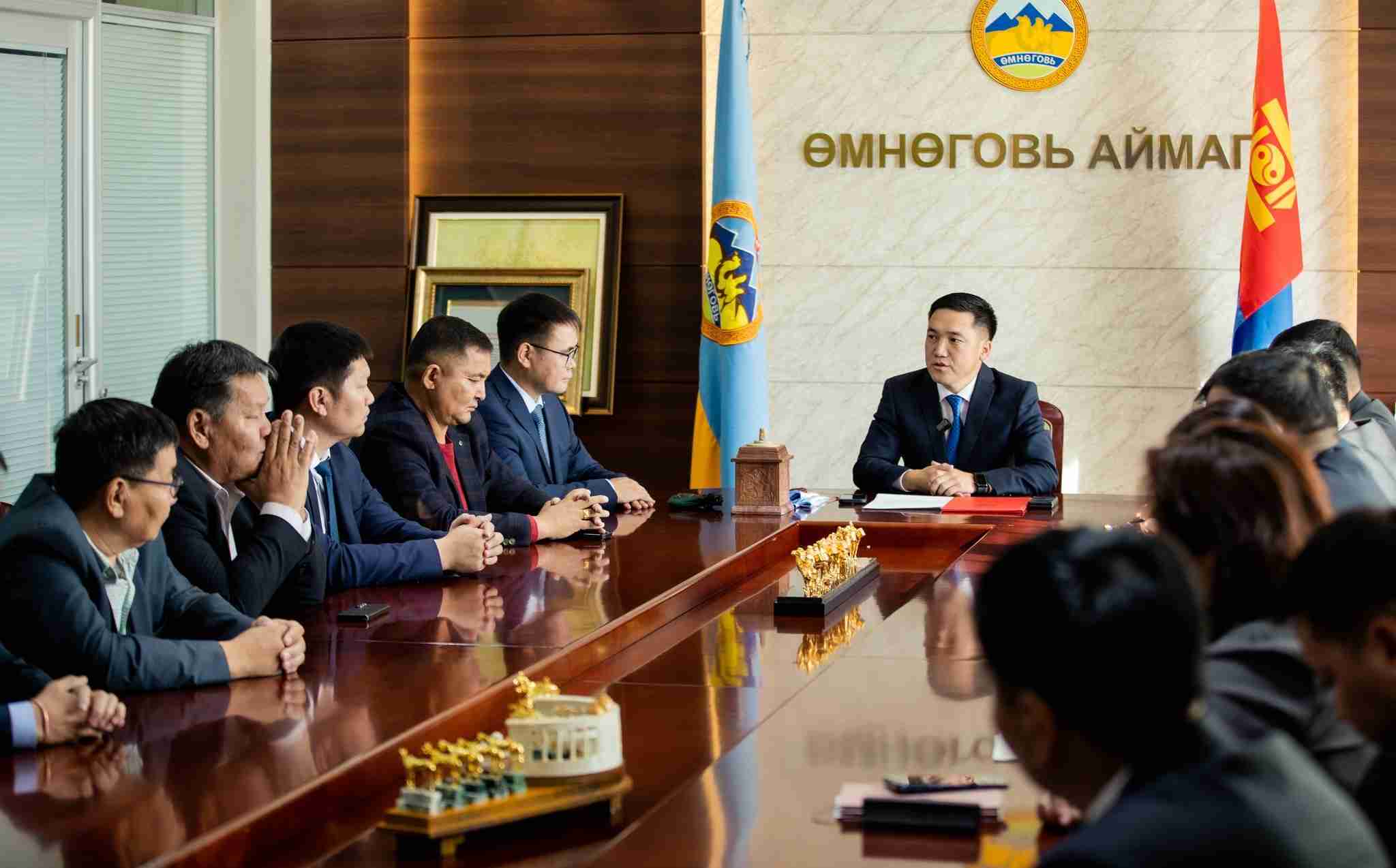 Өмнөговь аймгийн Засаг дарга Н.Энхбат албан ёсоор ажлаа хүлээн авч өргөтгөсөн хуралдаан зохион байгууллаа