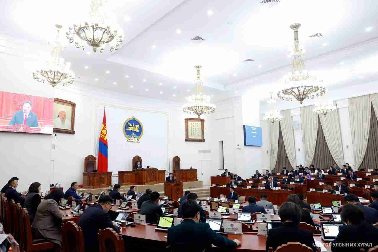 "Өөрсдийнхөө баталсан муу төсөвтэй өөрсдөө тэмцсэн баатарлаг УИХ"