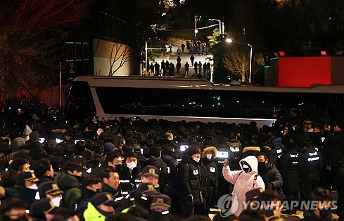 Юн Сог Ёлийг баривчлахаар мөрдөгчид ерөнхийлөгчийн ордонд нэвтэрчээ