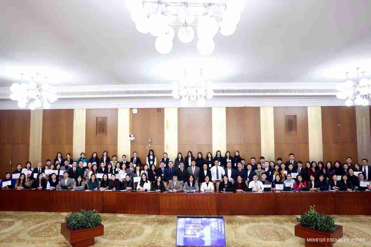 “Нээлттэй парламент” дадлагажих хөтөлбөрт хамрагдсан оюутнуудад батламж гардууллаа