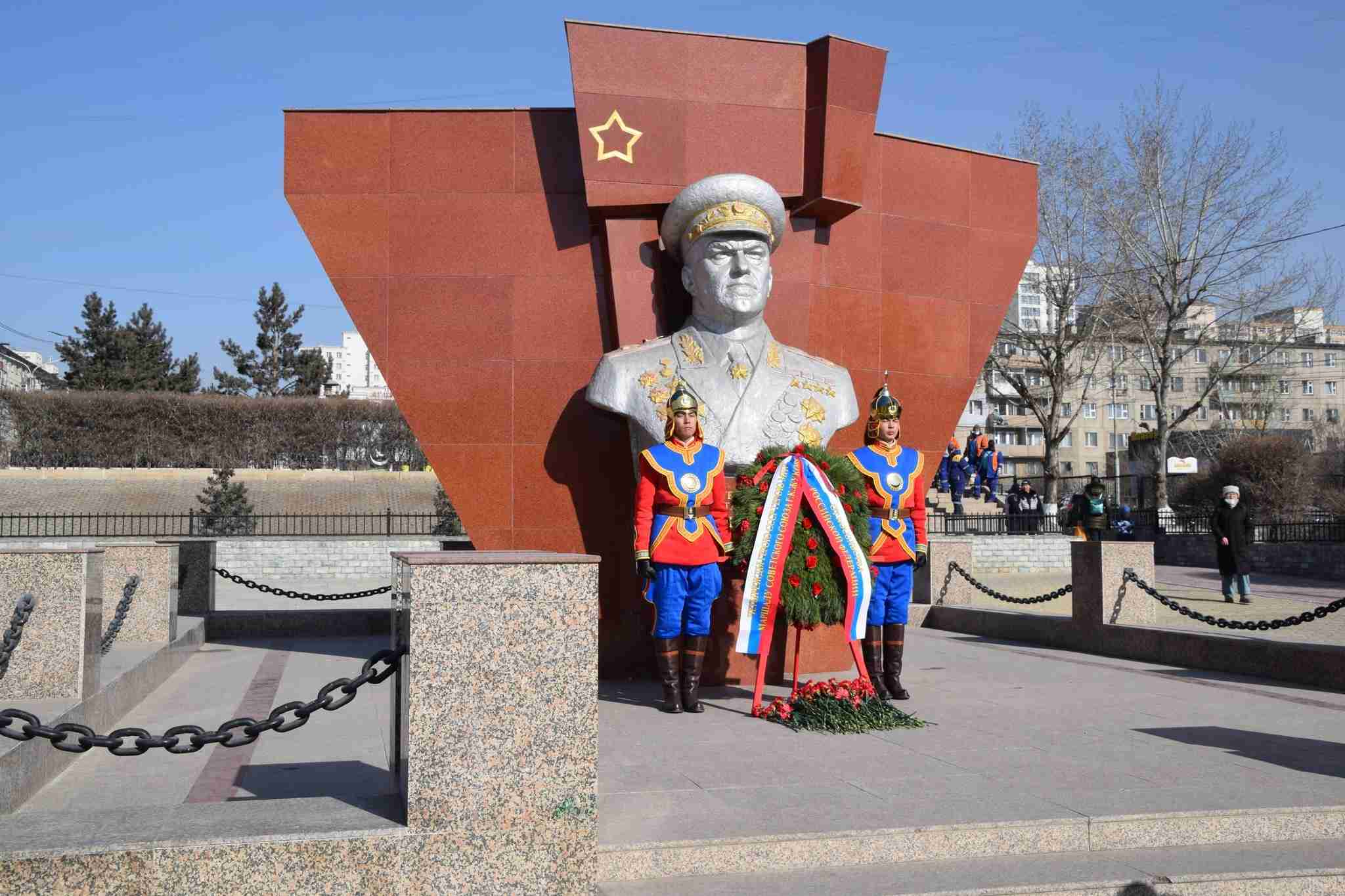 Маршал Г.К.Жуковын хөшөөнд цэцэг өргөлөө