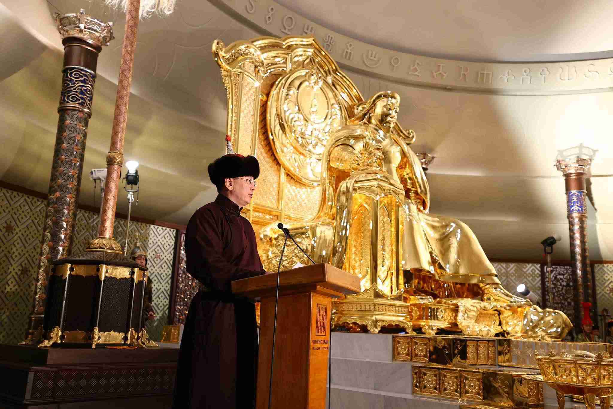 “Чингис хаан” музейд Их хааны алтан хөшөөг заллаа