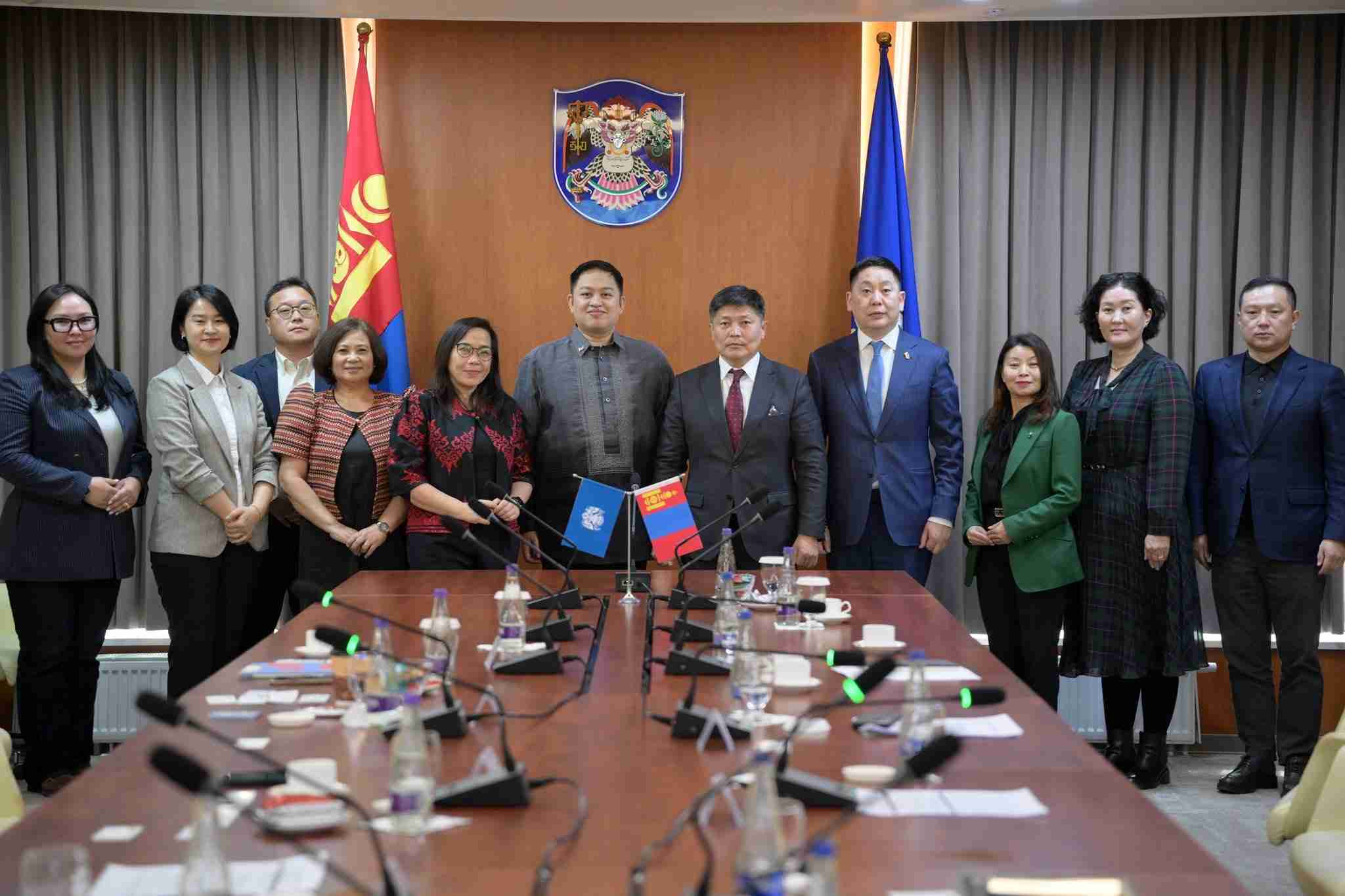 Хотын дарга Х.Нямбаатар англи хэлний багш нарын ур чадвар, хүртээмжийг сайжруулах зорилгоор Филиппин улсын боловсролын байгууллагын төлөөлөлтэй уулзлаа