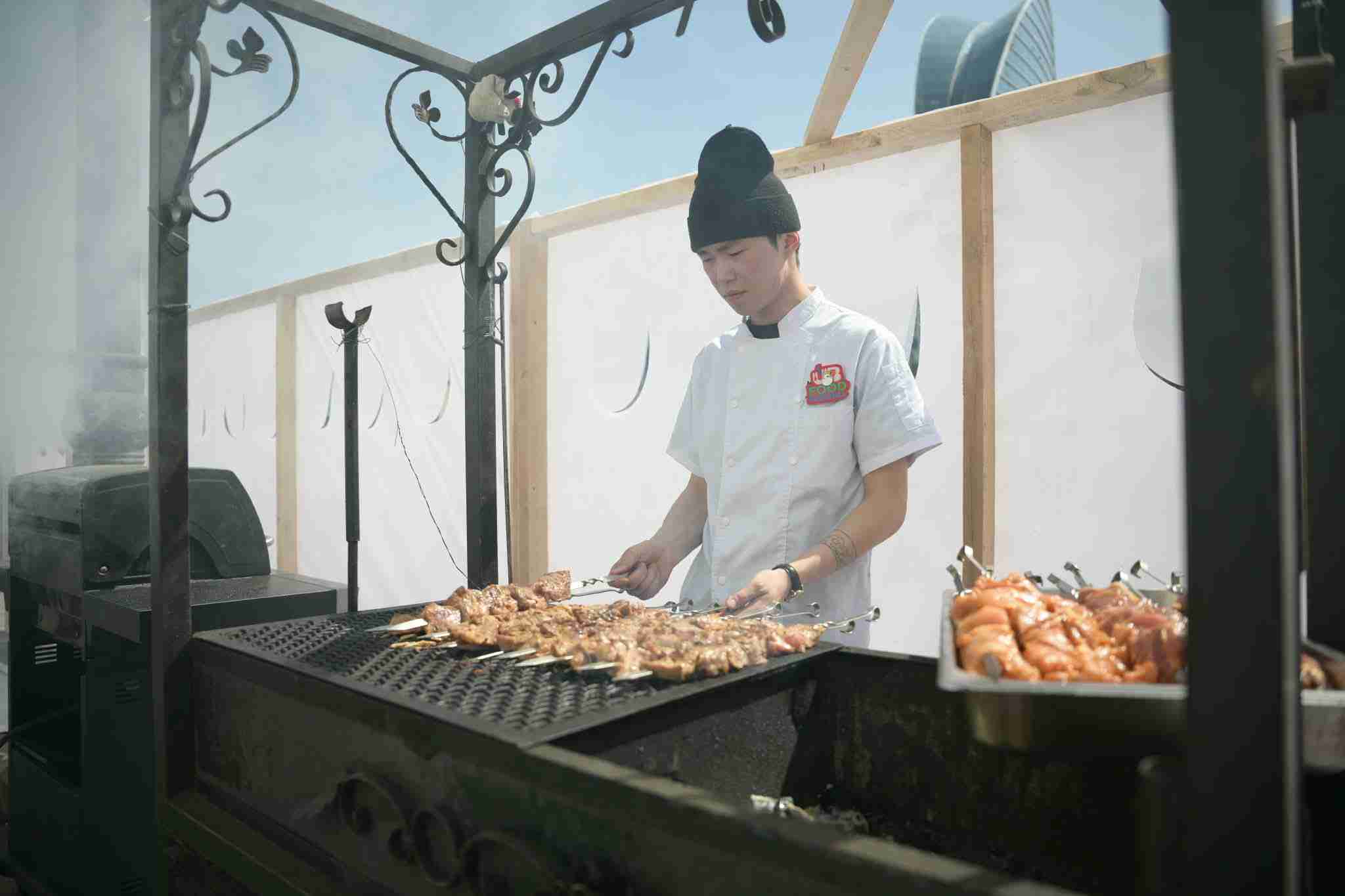 "UB food festival” олон улсын хоолны өдөрлөгт 30 аж ахуйн нэгж 18 үндэстний хоол, зуушаар үйлчилж байна