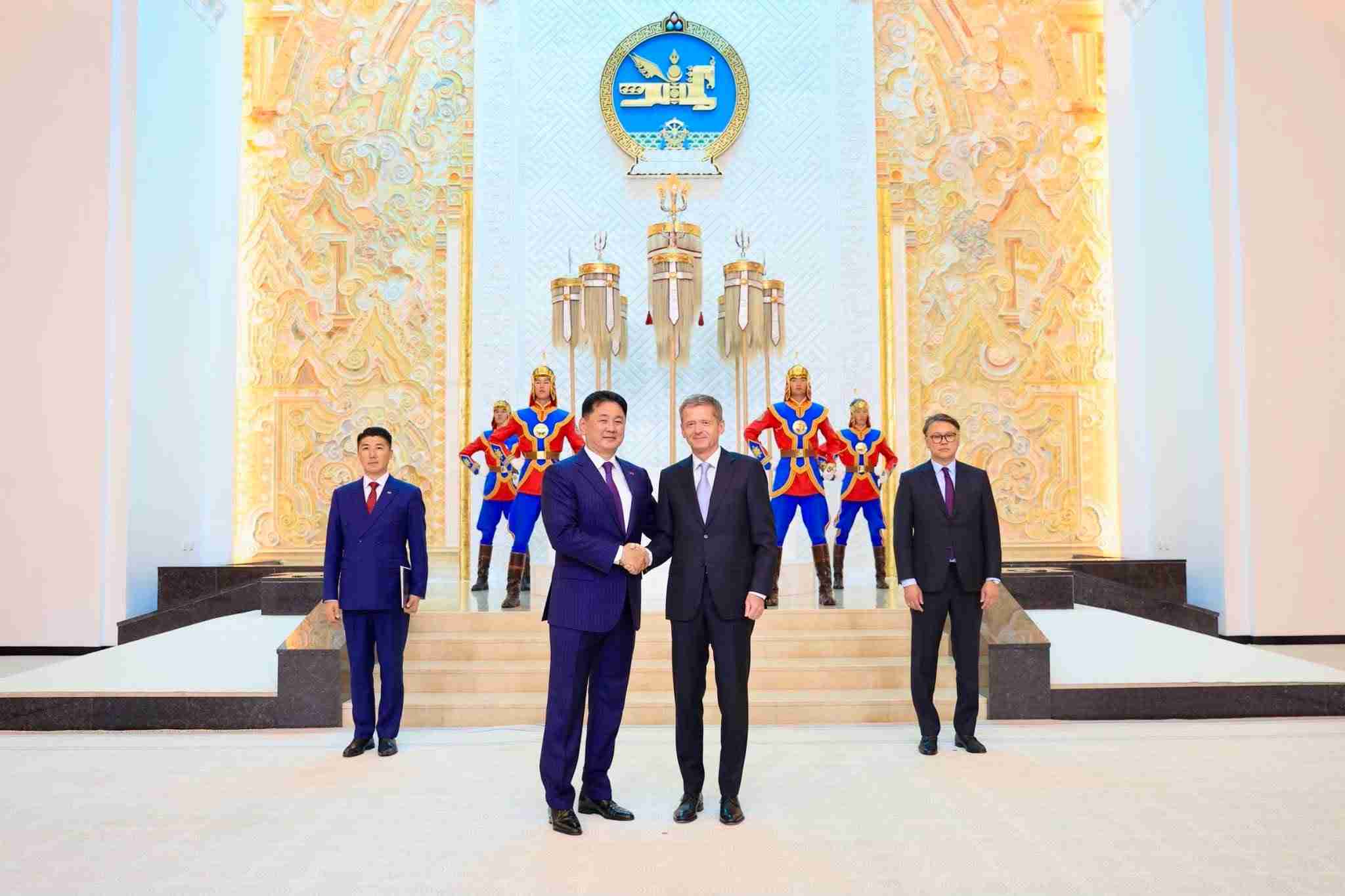 ХБНГУ-ын Элчин сайд Итгэмжлэх жуух бичгээ өргөн барилаа