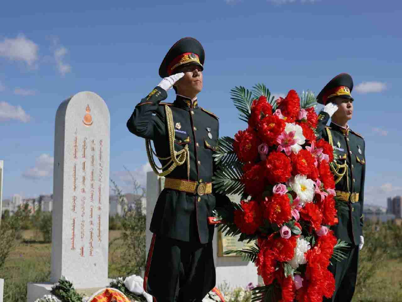Харьд хэлмэгдсэн Монголын 249 иргэний дурсгалын гэрэлт хөшөөнд хүндэтгэл үзүүллээ
