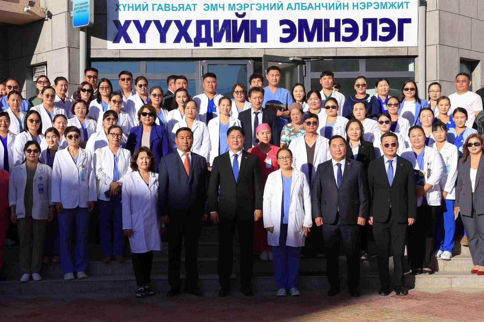 Ерөнхийлөгч У.Хүрэлсүх эмч, ажилтнуудад талархал илэрхийллээ