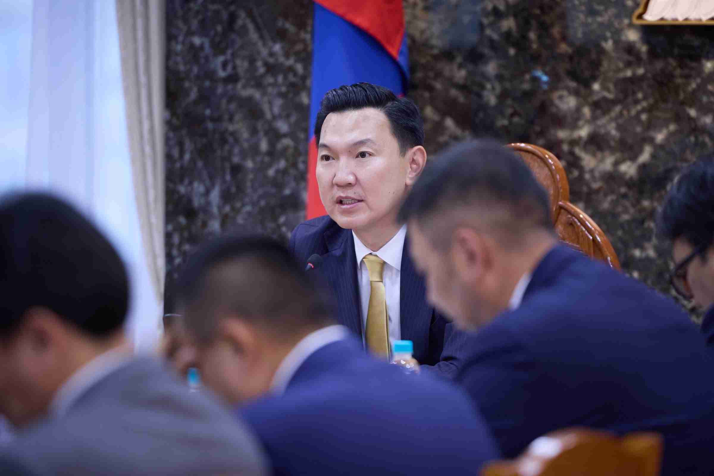 Зөвшөөрөл авах, хүсэлт гаргахаас олгох хүртэлх бүх үйл ажиллагаанд баримт бичгийг иргэнээс нэг удаа авч, өргөдөл, хүсэлтийг шуурхай шийдвэрлэхийг үүрэг болголоо
