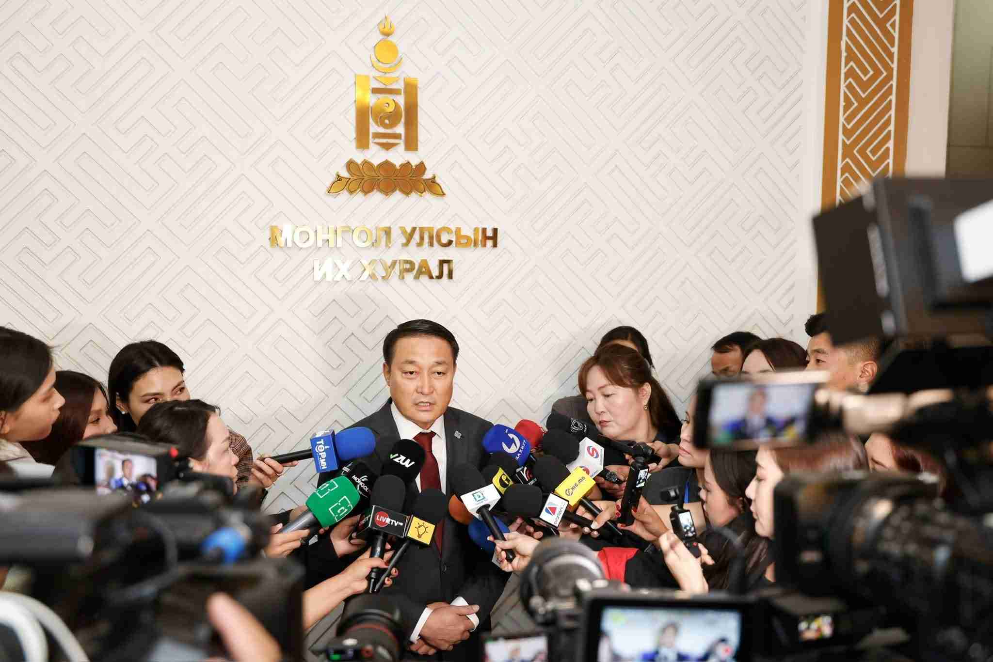 Д.Амарбаясгалан: Боловсролын Сайд Л.Энх-Амгаланг огцруулахыг шаардана