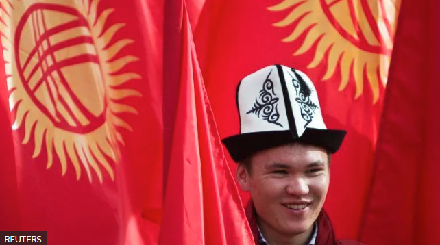Киргизийн төрийн далбаан дээрх нарны цацрагийн хэлбэрийг өөрчилнө