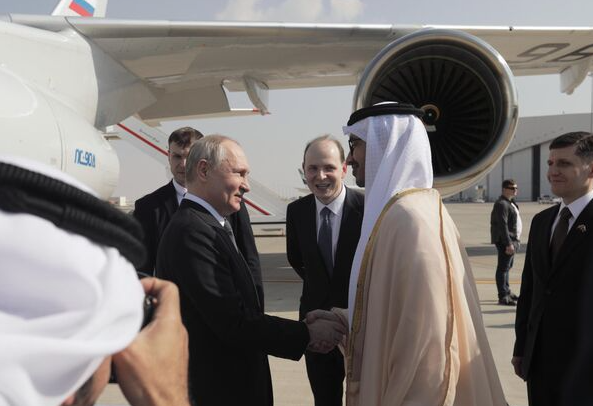 В.Путиний онгоцыг дөрвөн сөнөөгч онгоц хамгаалан дагажээ
