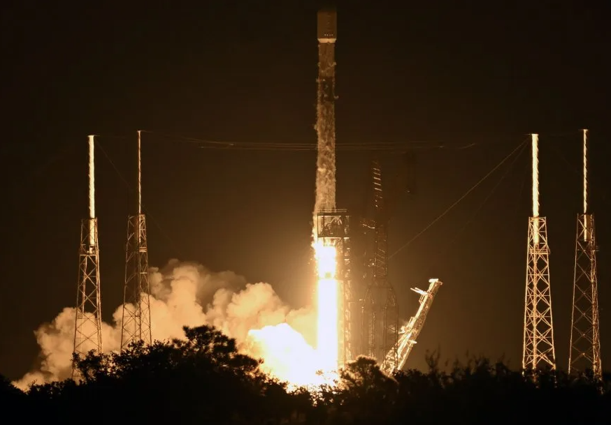 SpaceX компани 23 хиймэл дагуул хөөргөжээ